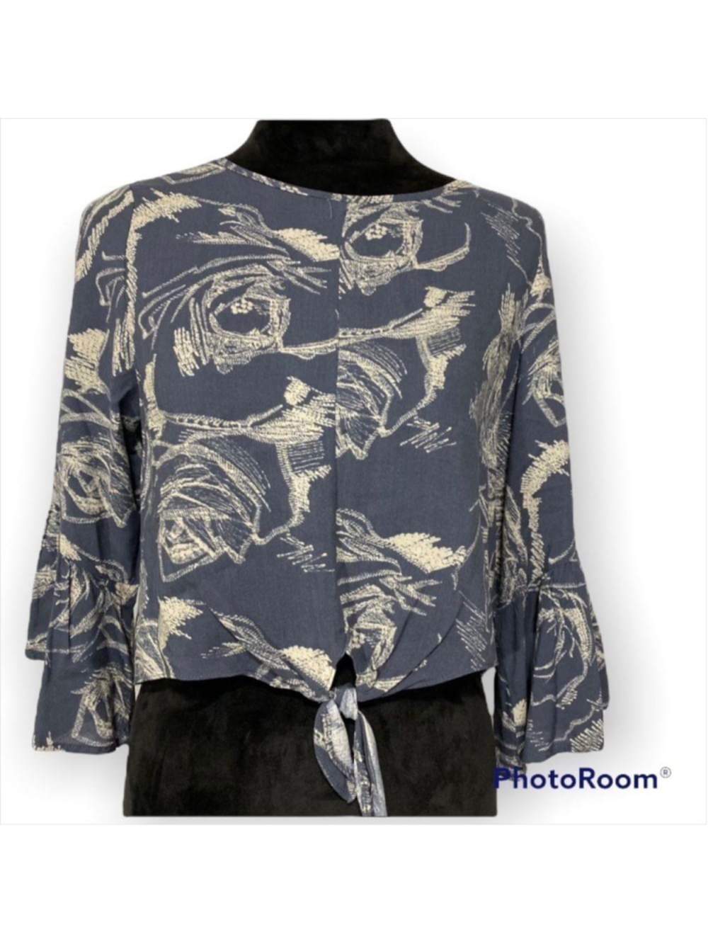Newbury Kustom cropped grey cream floral top size small